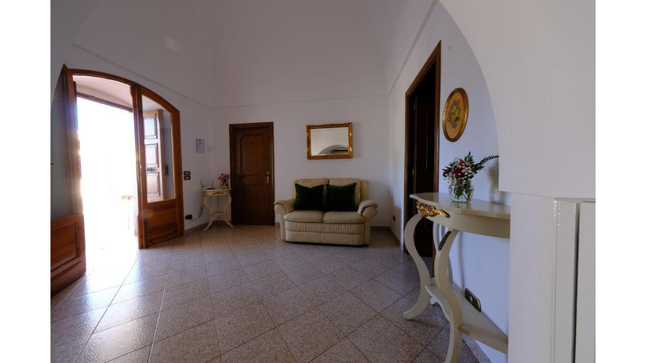 Tenuta Con Due Abitazioni Indipendenti มาร์ตินาฟรังกา ภายนอก รูปภาพ