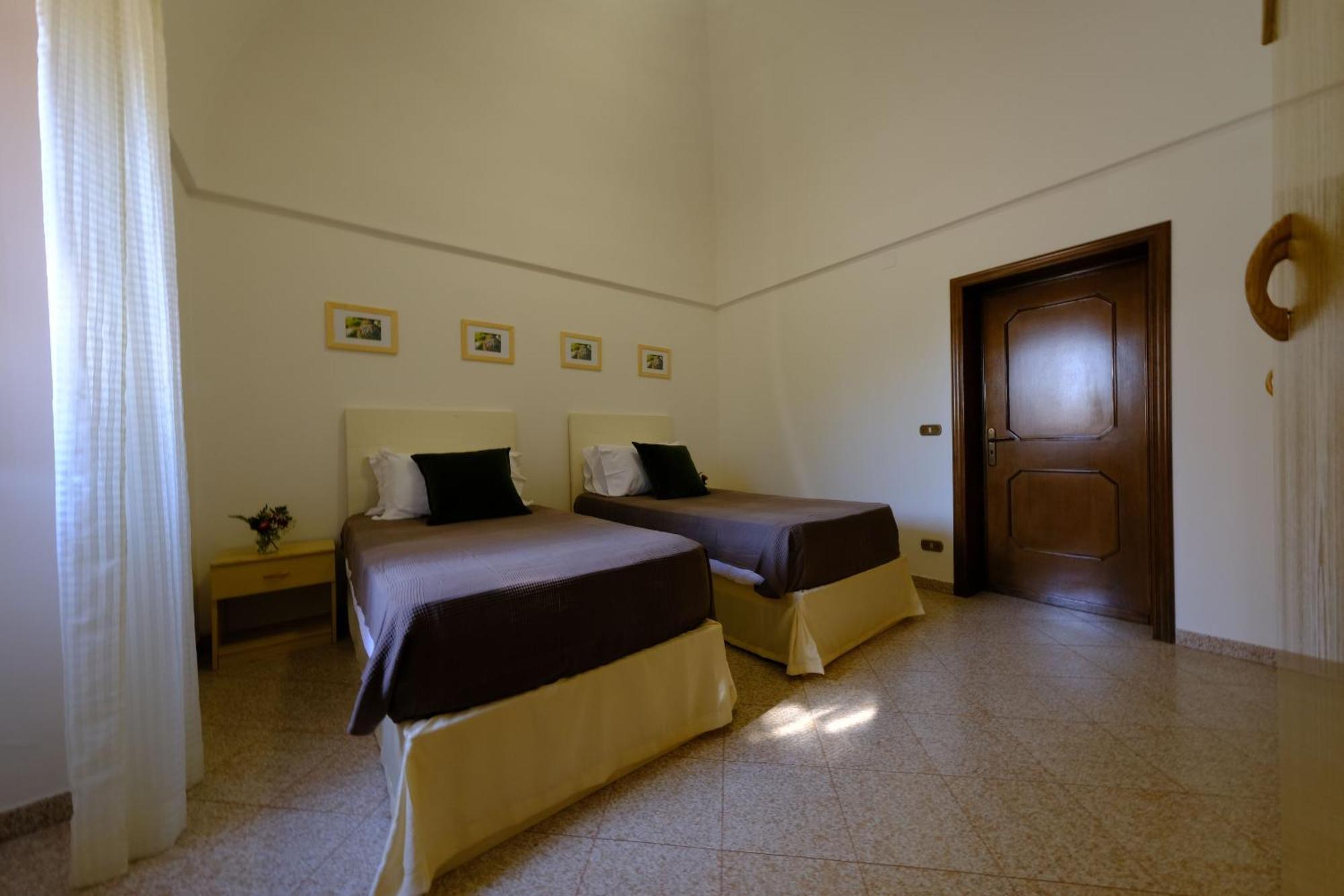 Tenuta Con Due Abitazioni Indipendenti มาร์ตินาฟรังกา ภายนอก รูปภาพ